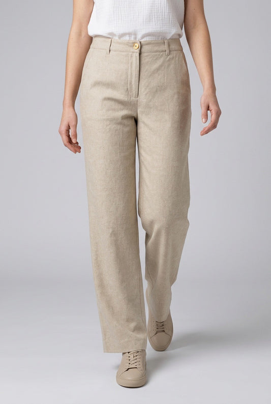 femme portant un pantalon en lin et soie Apostrophe – Seconde Main luxe – VestiaireFMR Genève Suisse