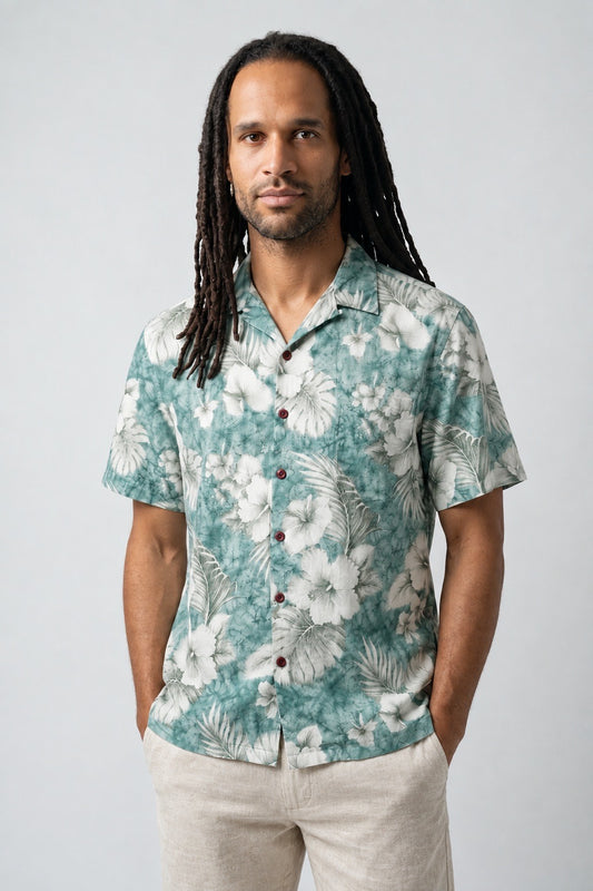 Chemise hawaïenne Hilo Hattie verte à fleurs blanches, manches courtes, portée de face — Seconde Main VestiaireFMR