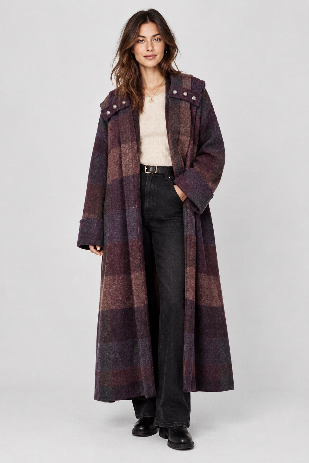 Manteau long Lanvin vintage à carreaux bordeaux et prune, porté ouvert de face — Seconde Main VestiaireFMR