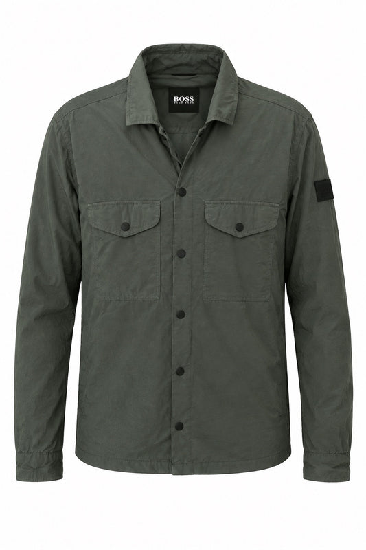 BOSS surchemise vert sauge, boutons foncés, deux poches poitrine et patch sur la manche — Seconde Main VestiaireFMR