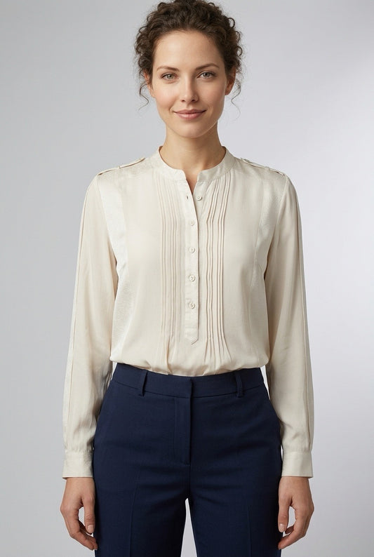 Femme de face portant une blouse en soie Gérard Darel - Seconde main luxe – VestiaireFMR Genève Suisse