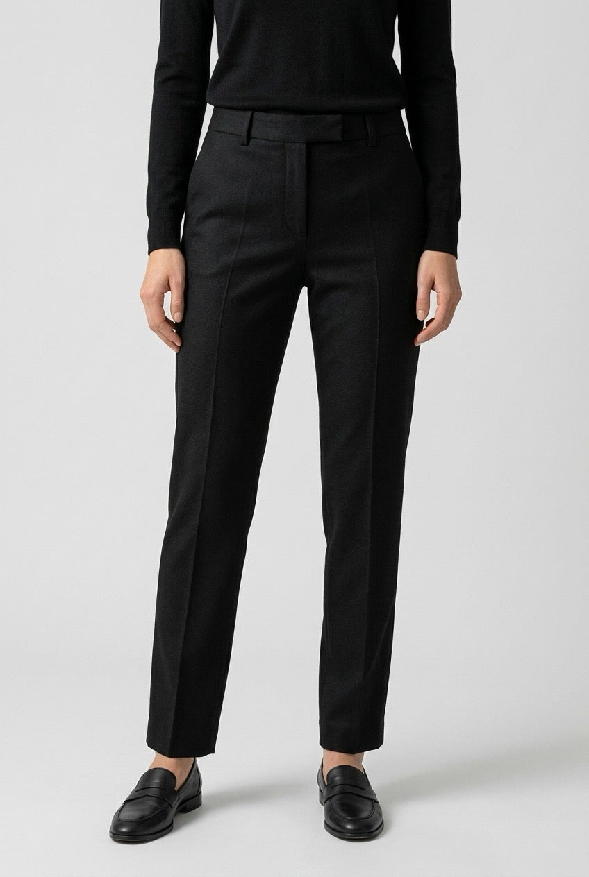 New York Industrie pantalon noir à plis marqués, porté avec des mocassins noirs — Seconde Main VestiaireFMR