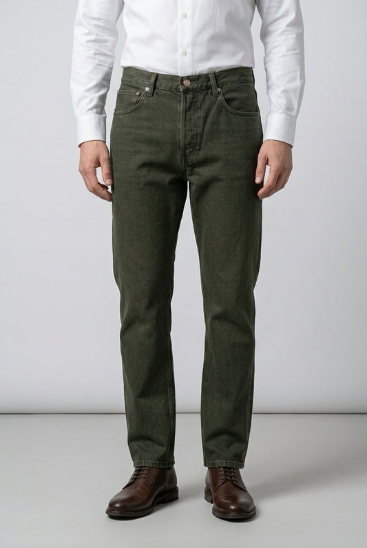 ARKET jean kaki porté de face avec une chemise blanche et des chaussures brunes — Seconde Main VestiaireFMR