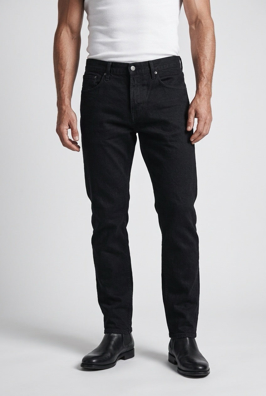 Burberry Brit jean noir délavé porté de face avec un tee-shirt blanc et des bottines — Seconde Main VestiaireFMR