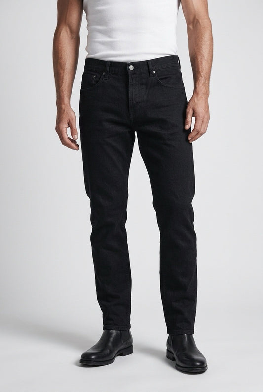 Burberry Brit jean noir délavé porté de face avec un tee-shirt blanc et des bottines — Seconde Main VestiaireFMR