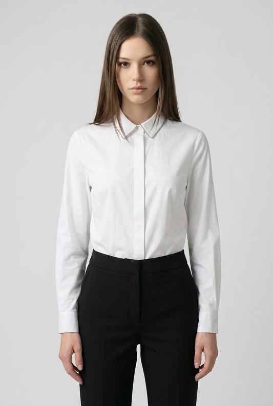  Peserico chemisier blanc à col bordé d’argent, porté avec un pantalon noir — Seconde Main VestiaireFMR