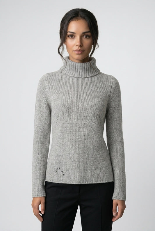 Zadig & Voltaire pull gris à col roulé, porté avec un pantalon noir — Seconde Main VestiaireFMR