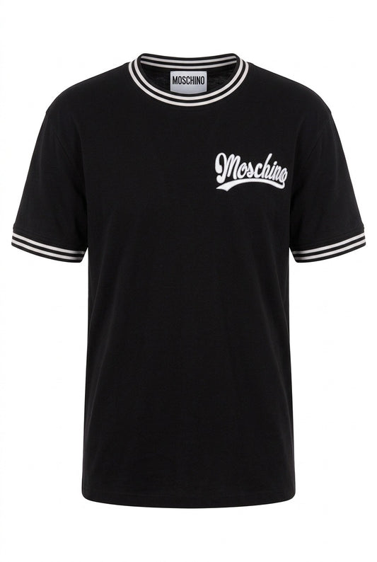 Moschino tee-shirt noir, logo blanc côté cœur, col et manches à doubles rayures blanches — Seconde Main VestiaireFMR