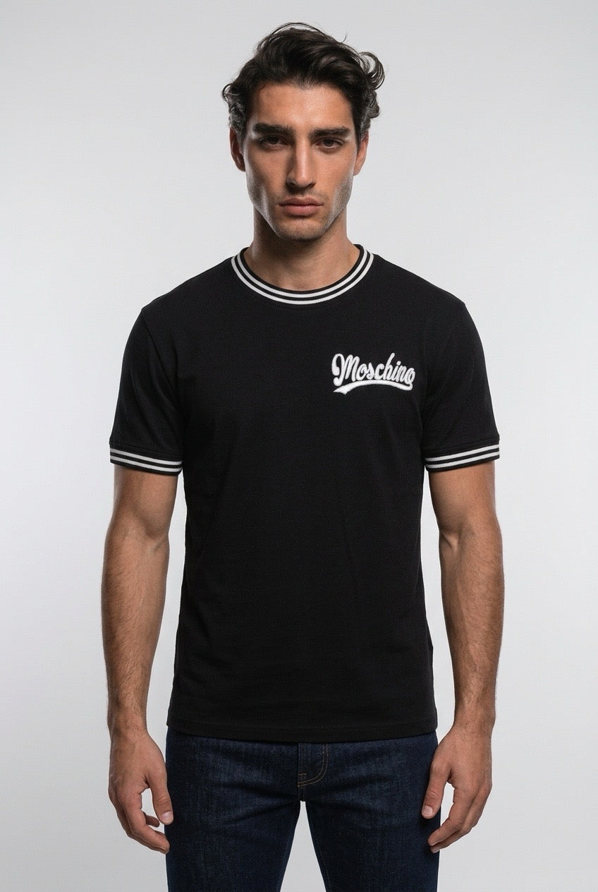 Moschino tee-shirt noir à logo blanc et bordures rayées, porté avec un jean — Seconde Main VestiaireFMR
