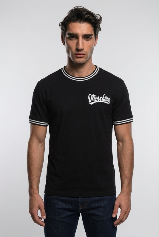 Moschino tee-shirt noir à logo blanc et bordures rayées, porté avec un jean — Seconde Main VestiaireFMR