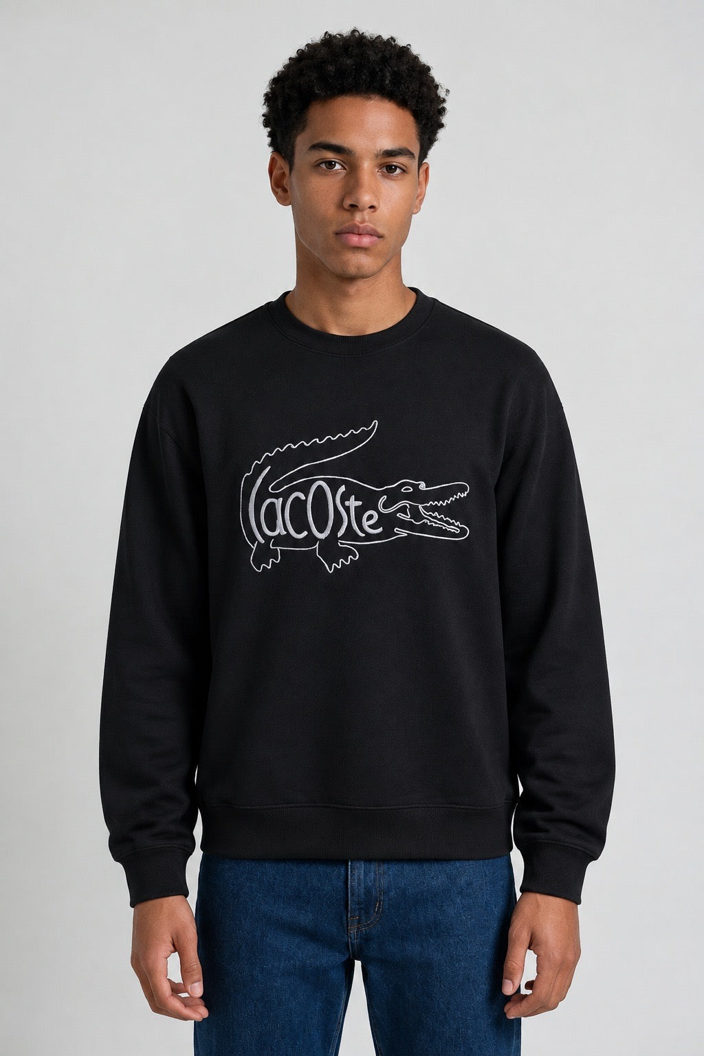  Lacoste sweat bleu marine à grand crocodile brodé blanc, porté avec un jean — Seconde Main VestiaireFMR