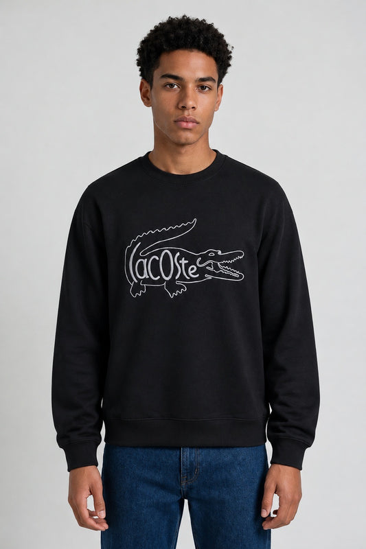  Lacoste sweat bleu marine à grand crocodile brodé blanc, porté avec un jean — Seconde Main VestiaireFMR