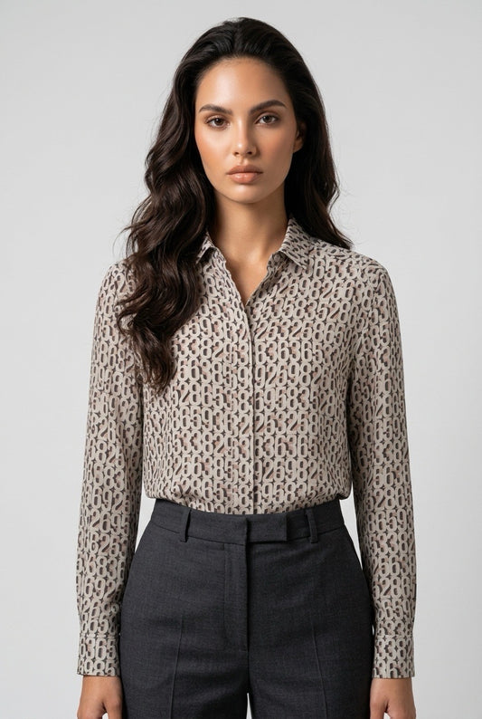 Sportmax chemise en soie à imprimé chiffres beige et noir, portée avec un pantalon gris — Seconde Main VestiaireFMR