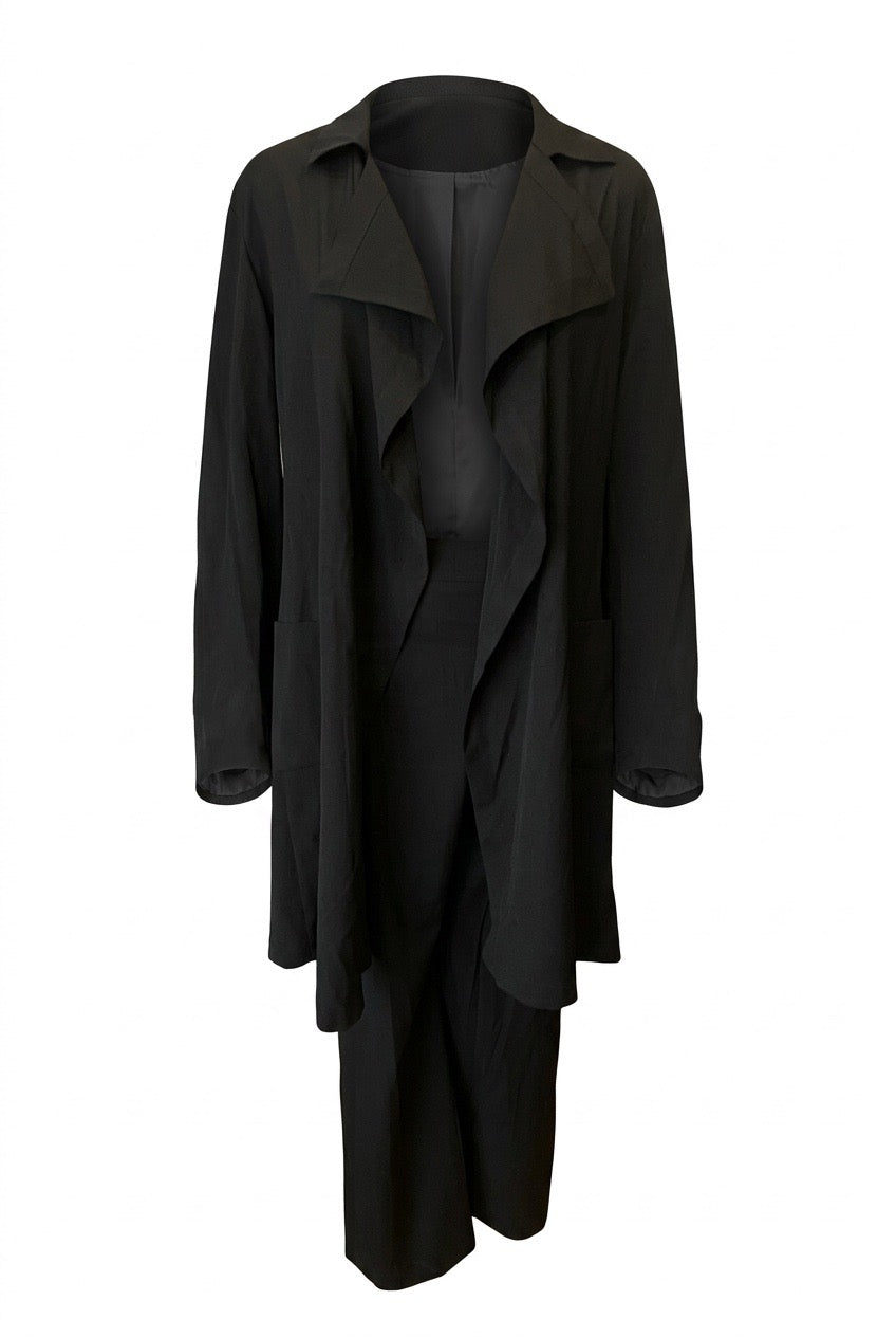 Max Mara tailleur noir, veste longue à col cascade et pantalon assorti sur fond blanc — Seconde Main VestiaireFMR⠋