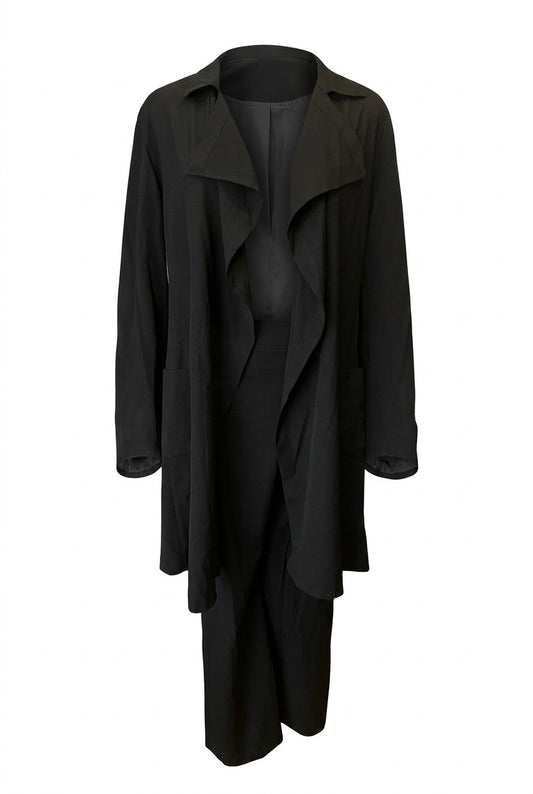 Max Mara tailleur noir, veste longue à col cascade et pantalon assorti sur fond blanc — Seconde Main VestiaireFMR⠋