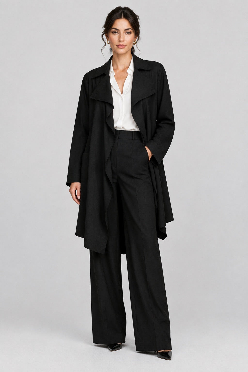 Max Mara tailleur noir porté, veste longue ouverte et pantalon large avec chemise blanche — Seconde Main VestiaireFMR