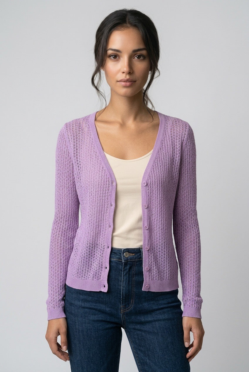 Zadig & Voltaire cardigan lilas ajouré porté ouvert sur un débardeur écru avec un jean — Seconde Main VestiaireFMR