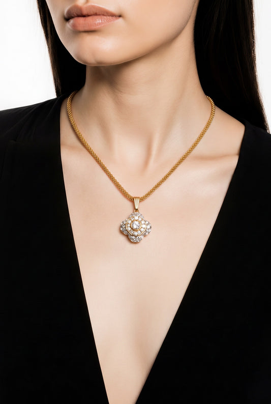 Femme portant un Collier Valentino Garavani vintage – Seconde main luxe – VestiaireFMR Genève Suisse