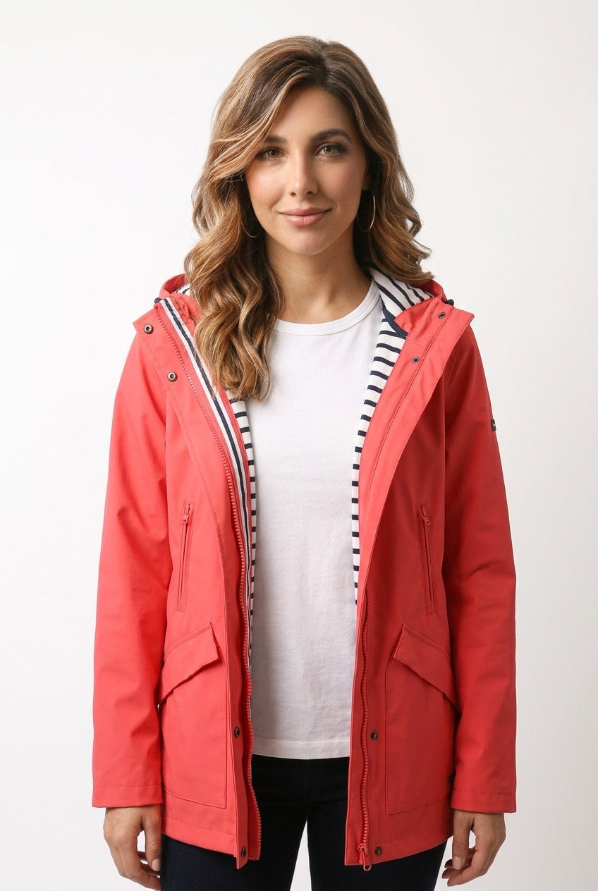 Femme portant un ciré Saint James de face – Seconde main luxe – VestiaireFMR Genève Suisse