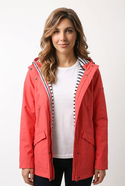 Femme portant un ciré Saint James de face – Seconde main luxe – VestiaireFMR Genève Suisse