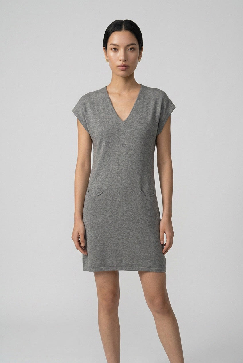 Femme portant une robe sans manches Max Mara Weekend vintage – Seconde main luxe – VestiaireFMR Genève Suisse