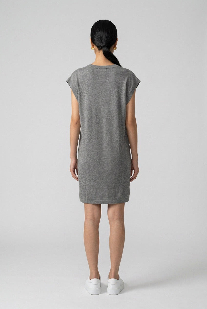 Femme de dos portant une robe sans manches Max Mara Weekend vintage – Seconde main luxe – VestiaireFMR Genève Suisse