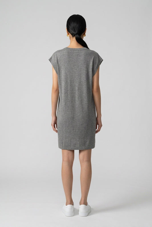 Femme de dos portant une robe sans manches Max Mara Weekend vintage – Seconde main luxe – VestiaireFMR Genève Suisse