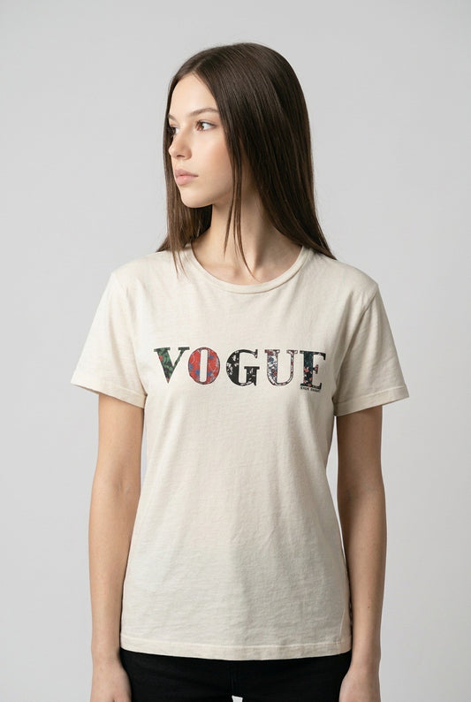 Jeune fille de face portant un T-shirt vogue x Isabel Marant vintage – Seconde main luxe – VestiaireFMR Genève Suisse