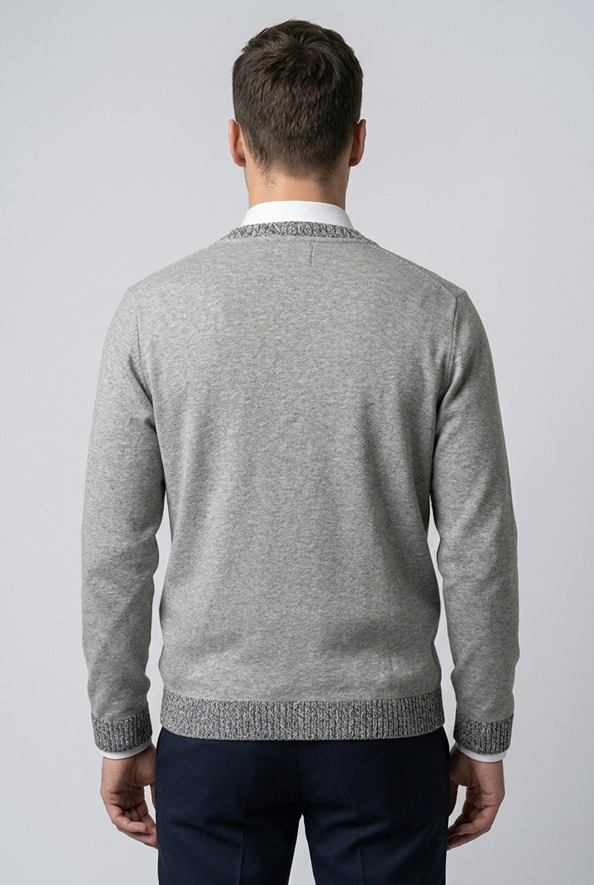 Homme de dos portant un pull Essential Antwerp – Seconde main luxe – VestiaireFMR Genève Suisse