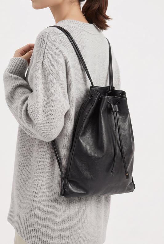 Femme de dos portant un sac à dos & Other Stories maroquinerie femme – Seconde main luxe – VestiaireFMR Genève Suisse