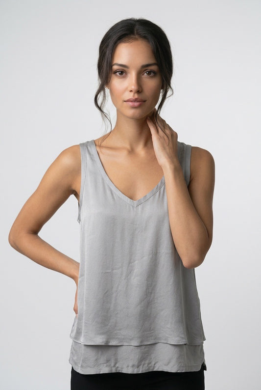 Femme de face portant un top Boss Orange soie - Seconde main luxe – VestiaireFMR Genève Suisse
