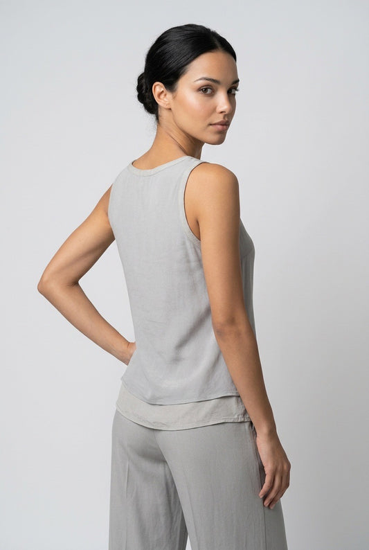 Femme de dos portant un top Boss Orange soie - Seconde main luxe – VestiaireFMR Genève Suisse