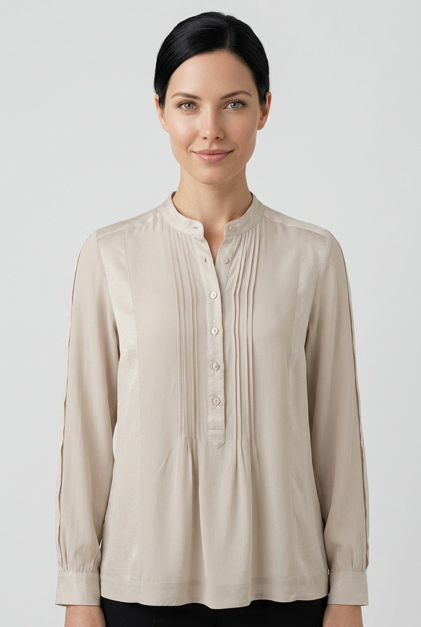 Femme de face portant une blouse en soie Gérard Darel - Seconde main luxe – VestiaireFMR Genève Suisse