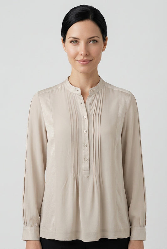 Femme de face portant une blouse en soie Gérard Darel - Seconde main luxe – VestiaireFMR Genève Suisse