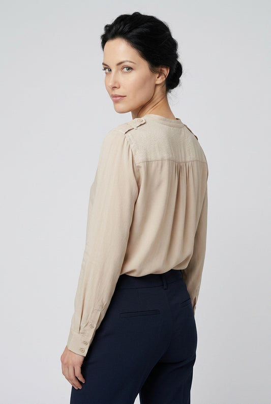 Femme de dos portant une blouse en soie Gérard Darel - Seconde main luxe – VestiaireFMR Genève Suisse