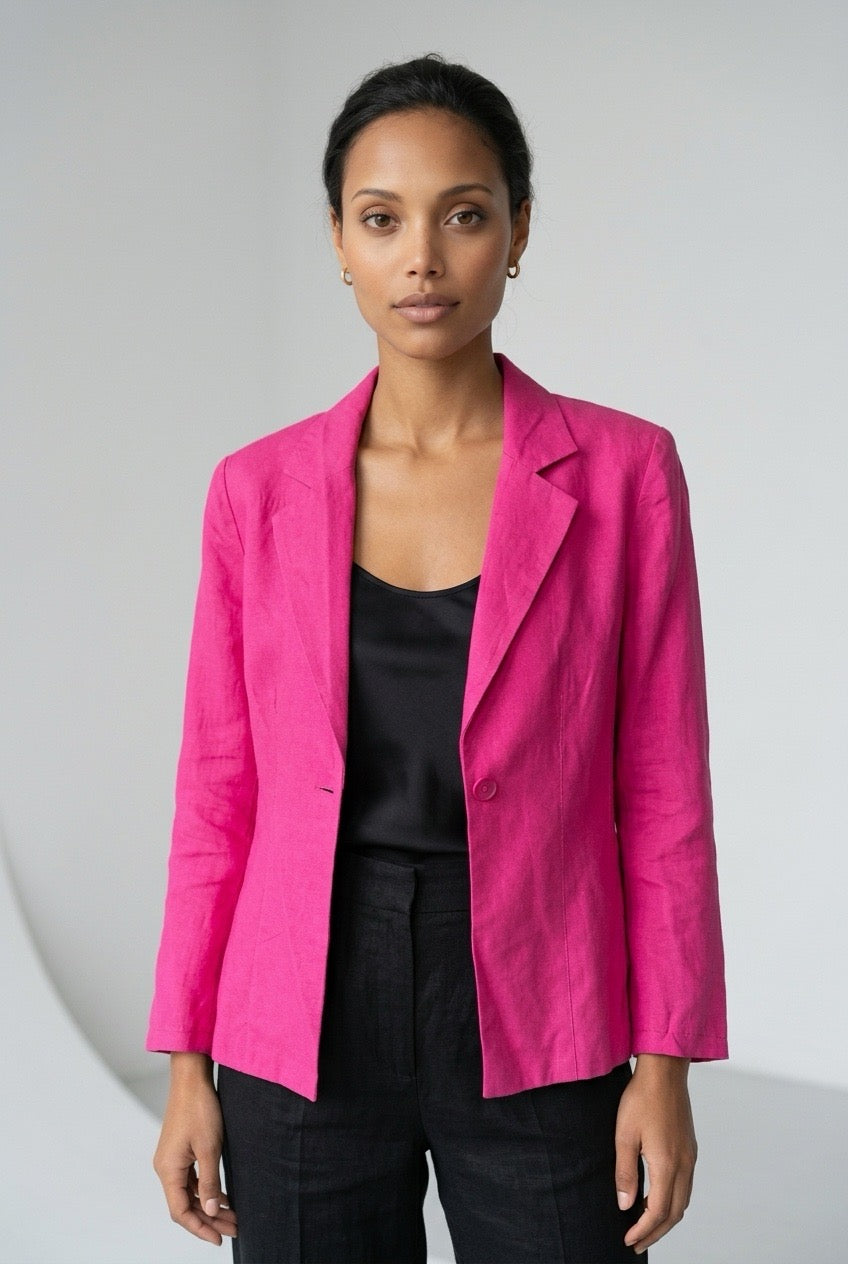 Femme portant un blazer en soie fuchsia Spengler Allures – Seconde main luxe – VestiaireFMR Genève Suisse