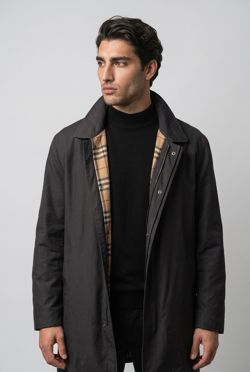 Homme portant un Imperméable Burberry – Seconde main luxe – VestiaireFMR Genève Suisse