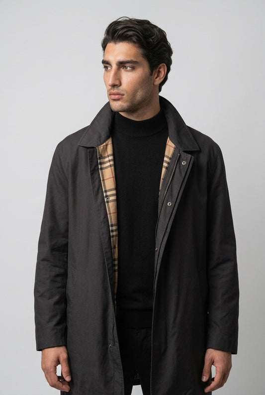 Homme portant un Imperméable Burberry – Seconde main luxe – VestiaireFMR Genève Suisse