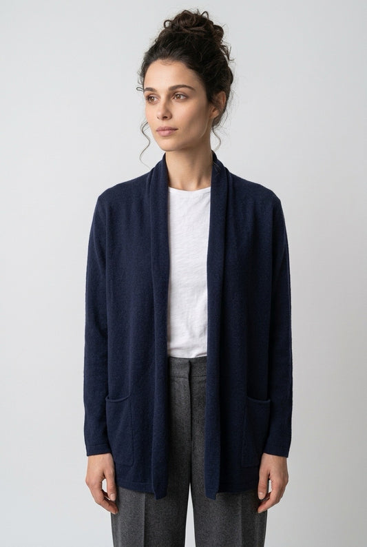 Femme portant un cardigan Eric Bompard en cachemire – Seconde main luxe – VestiaireFMR Genève Suisse