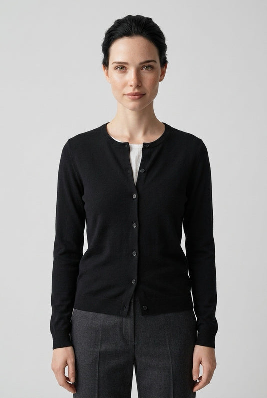 Femme portant un pull à boutons Eric Bompard en cachemire – Seconde main luxe – VestiaireFMR Genève Suisse