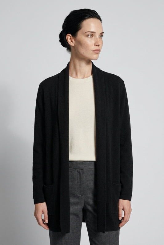 Femme portant un cardigan noir Eric Bompard en cachemire – Seconde main luxe – VestiaireFMR Genève Suisse
