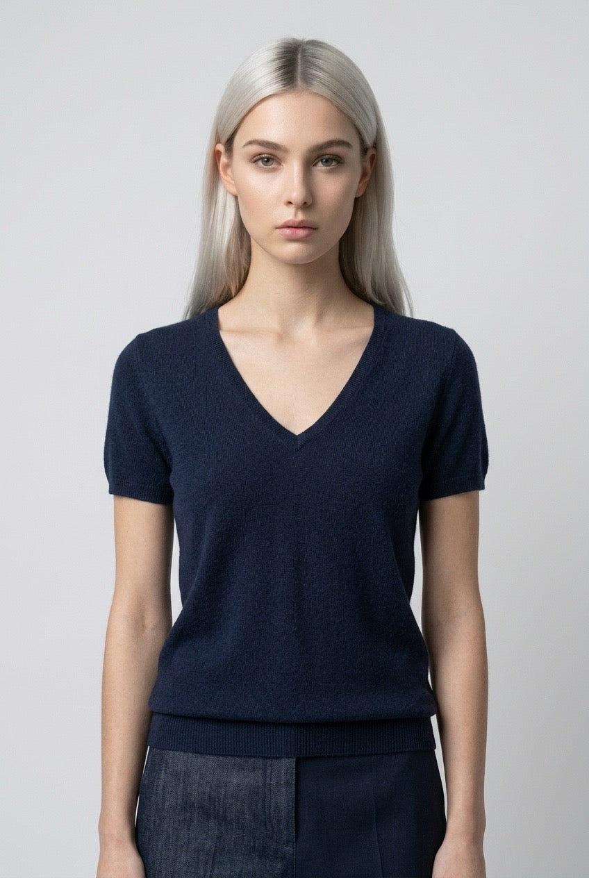 Femme portant un pul à manches courtes Eric Bompard en cachemire – Seconde main luxe – VestiaireFMR Genève Suisse