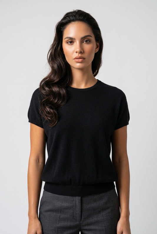 Femme portant un pull  Eric Bompard en cachemire – Seconde main luxe – VestiaireFMR Genève Suisse