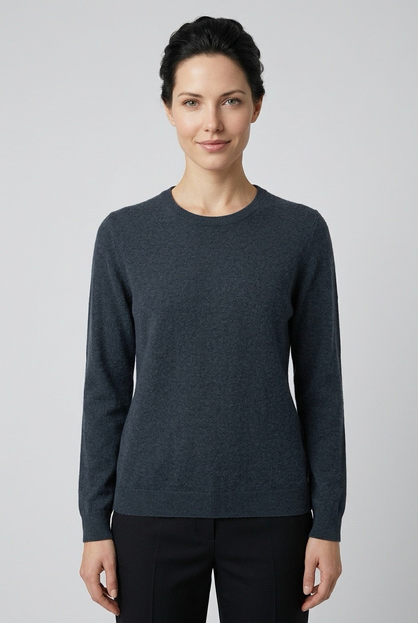 Femme portant un pull à manches longues Eric Bompard en cachemire – Seconde main luxe – VestiaireFMR Genève Suisse