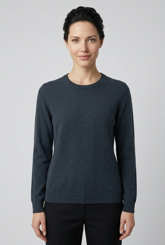 Femme portant un pull à manches longues Eric Bompard en cachemire – Seconde main luxe – VestiaireFMR Genève Suisse