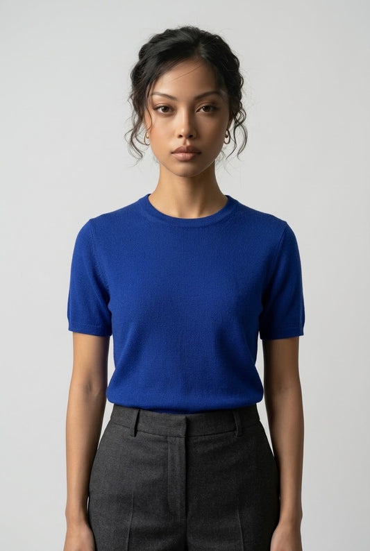 Femme portant un pull à manches courtes Eric Bompard en cachemire – Seconde main luxe – VestiaireFMR Genève Suisse