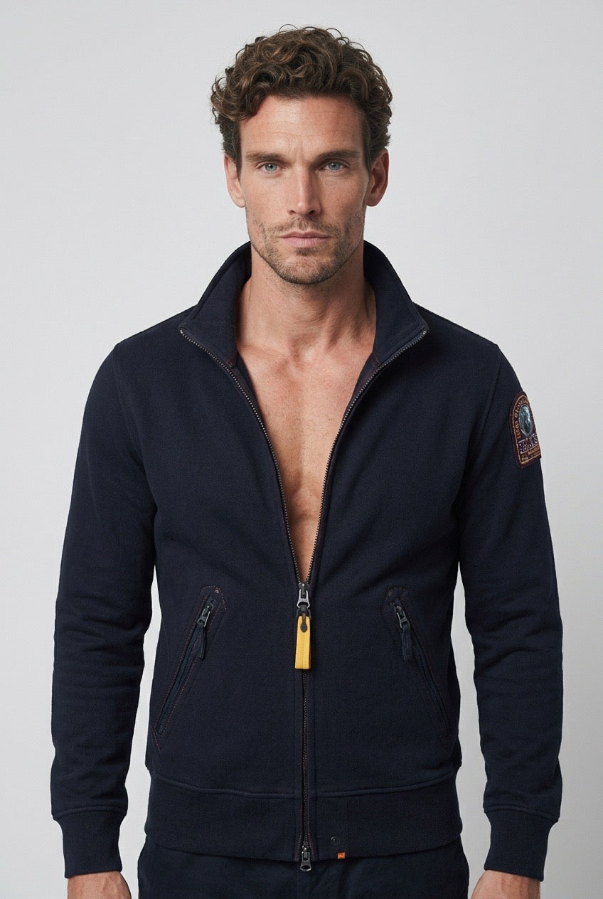 Home portant une jaquette Parajumpers – Seconde main luxe – VestiaireFMR Genève Suisse