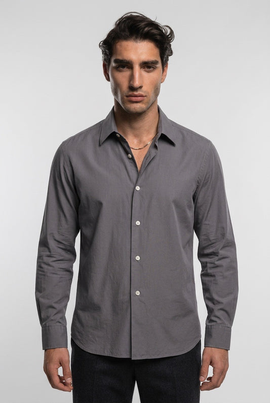 Homme portant une chemise grise Hermès – Seconde main luxe – VestiaireFMR Genève Suisse