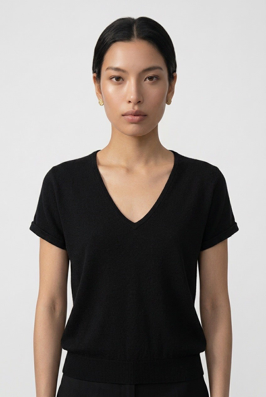 Femme portant un pull à manches courtes Eric Bompard – Seconde main luxe – VestiaireFMR Genève Suisse