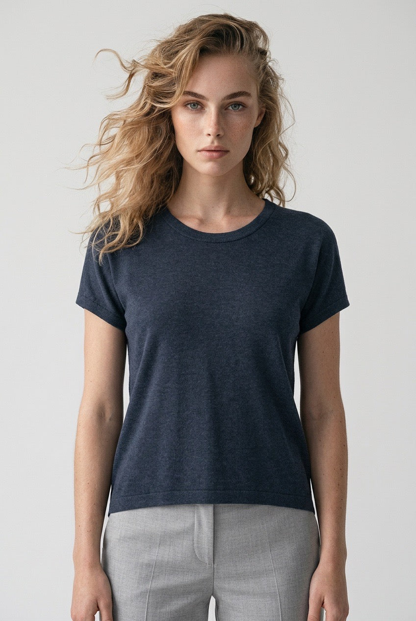 Femme portant un pull à manches courtes Eric Bompard – Seconde main luxe – VestiaireFMR Genève Suisse